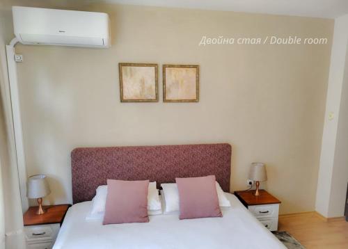 Postel nebo postele na pokoji v ubytování Petkov Family Hotel