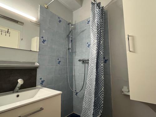 une salle de bain avec douche et lavabo dans l'établissement Studio cabine avec parking privé et animaux admis à Sète - FR-1-338-622, à Sète