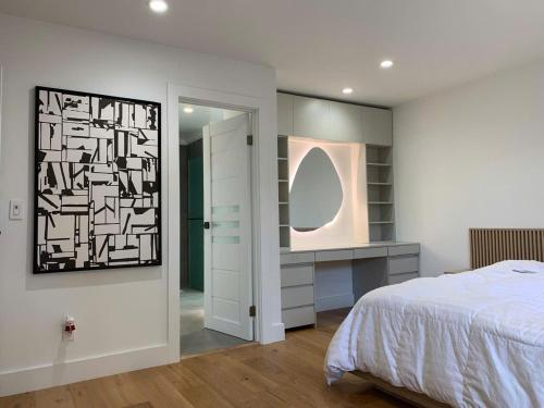 Postel nebo postele na pokoji v ubytování AC 2 Cozy Evergreen Home