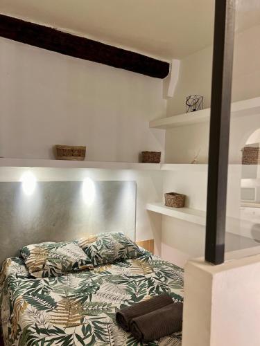 - une chambre avec un lit et une couverture dans l'établissement Appartement Vieux- Nice proche Garibaldi, à Nice