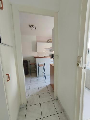 un couloir menant à une cuisine avec une table dans l'établissement 101 Appartement, à Saint-Étienne