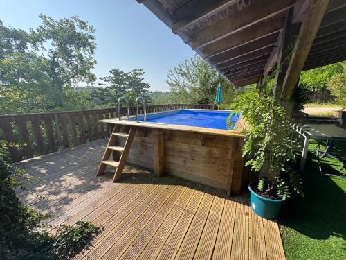 - une piscine sur une terrasse en bois dans l'établissement Gîte avec piscine à 5 minutes de CAHORS, à Le Montat