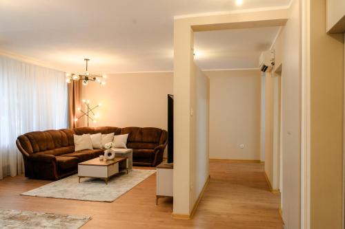 a living room with a couch and a table at Centar Komfor Apartment in Valjevo