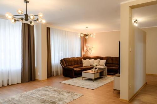 a living room with a couch and a table at Centar Komfor Apartment in Valjevo