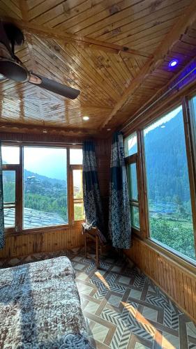 Un pat sau paturi într-o cameră la Maya guest house
