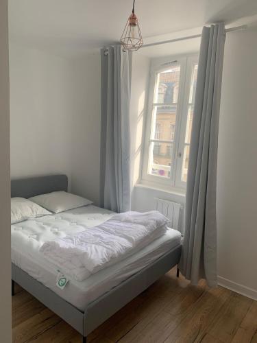 un lit dans une chambre avec une fenêtre dans l'établissement Bayonne Saint Esprit 2-room apartment, à Bayonne