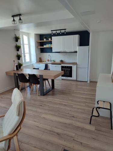 une cuisine et une salle à manger avec une table et des chaises dans l'établissement Bayonne Saint Esprit 2-room apartment, à Bayonne