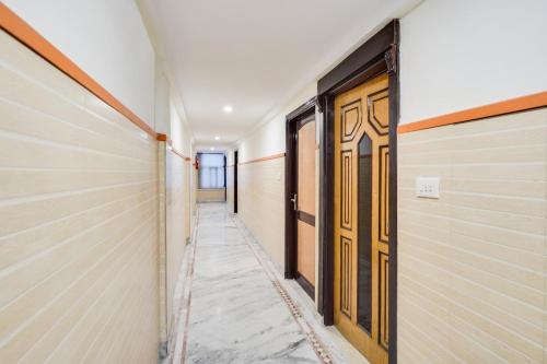 ガーズィヤーバードにあるHOTEL O 4 SQUARE A LUXURY ROOMS NEAR RDC MAIN MARKETの建物内の空廊