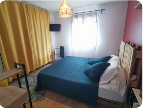 Postel nebo postele na pokoji v ubytování Chambre chez l'habitant