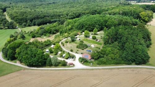 une vue aérienne sur un parc au milieu d'une forêt dans l'établissement Belltent La Jonquille, à Hurecourt