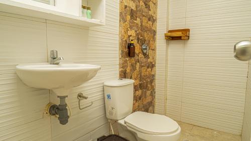 a bathroom with a sink and a toilet at CASA PLAYA JAMES in La Boquilla