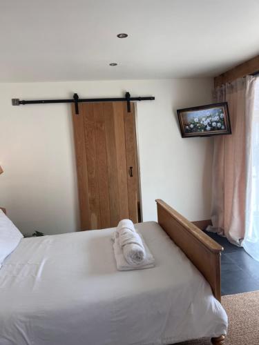 Postel nebo postele na pokoji v ubytování Luxury Courtyard Studio in Llangollen