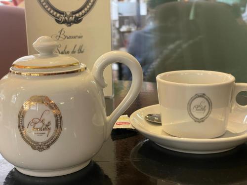 une théière et une tasse sur une table dans l'établissement Stade Mayol, à Toulon