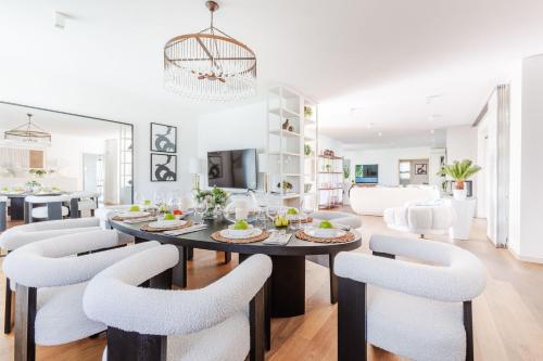 a dining room and living room with a table and chairs at The Secret Escape Villa in Sant' Alessio