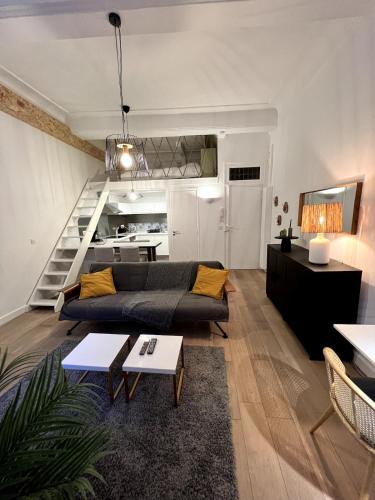 un salon avec un canapé et une table dans l'établissement Appartement agréable dans le coeur du vieux-nice, à Nice