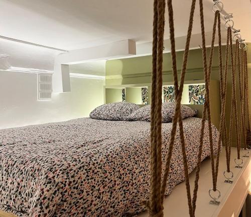 une chambre avec un lit à baldaquin dans une pièce dans l'établissement Appartement agréable dans le coeur du vieux-nice, à Nice