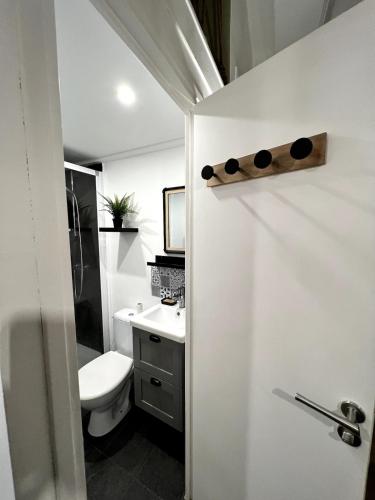une salle de bain avec des toilettes blanches et un lavabo dans l'établissement Appartement agréable dans le coeur du vieux-nice, à Nice