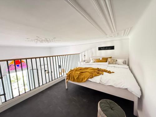 une chambre blanche avec un lit et un balcon dans l'établissement Sea-vue 2 Bedroom apartment in Golfe-Juan close to beach, à Vallauris