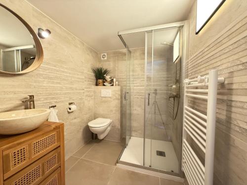 une salle de bain avec une douche, des toilettes et un lavabo dans l'établissement Sea-vue 2 Bedroom apartment in Golfe-Juan close to beach, à Vallauris