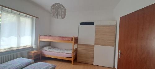 a small room with a bunk bed and a window at Casa con giardino in centro in Pianezzo