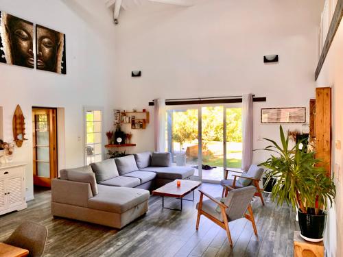 un salon avec un canapé et une table dans l'établissement La Kasa Poza, à Biaudos