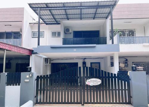 Balkoni atau teres di Sitiawan 2-storey 4room5BedsWifi 10pax near Jetty