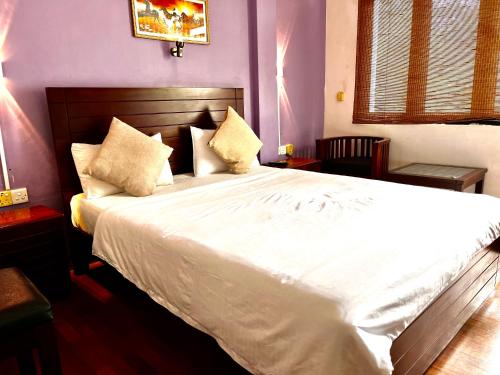 Un ou plusieurs lits dans un hébergement de l'établissement Subhas Tourist Hotel