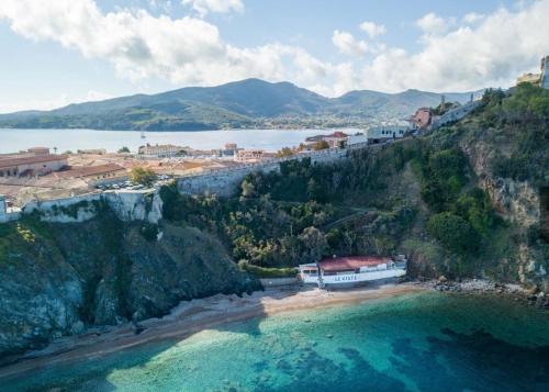 ポルトフェッラーイオにあるLa Cartomante di Bonaparteの水辺の山の上にある町の航空写真