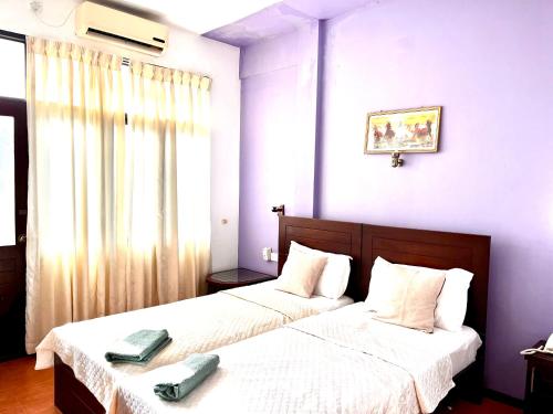 Un ou plusieurs lits dans un hébergement de l'établissement Subhas Tourist Hotel
