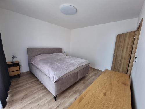 Ένα ή περισσότερα κρεβάτια σε δωμάτιο στο SiestaKey Apartmán 9