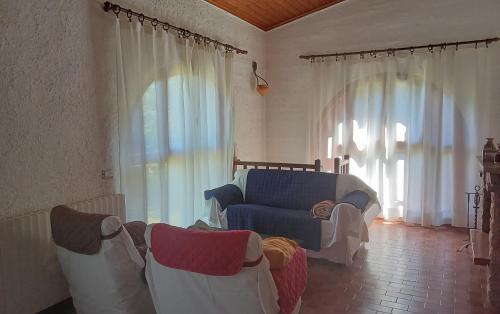 a living room with two chairs and a couch at Casa Vacanza Kairos in Ponzone