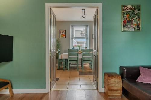 Χώρος καθιστικού στο Cozy Home at Ebrington Square