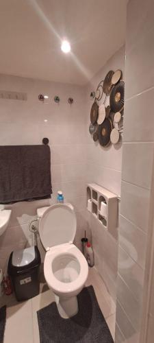 Photo de la galerie de l'établissement Studio indépendant - chambre privé - Tv canal plus, à Goussainville