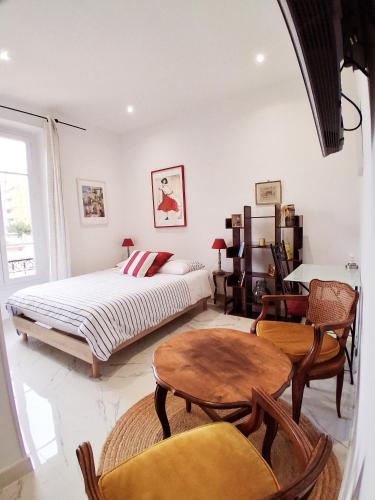 une chambre avec un lit, une table et des chaises dans l'établissement Brand new 1 bedroom flat, 5 mins walk to Monaco centre, à Beausoleil