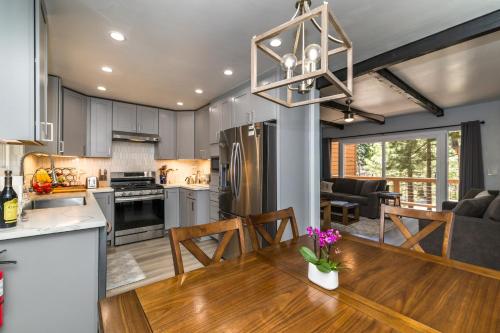 Η κουζίνα ή μικρή κουζίνα στο Mountain Retreat - Lake Tahoe - Incline Village - Private Garage