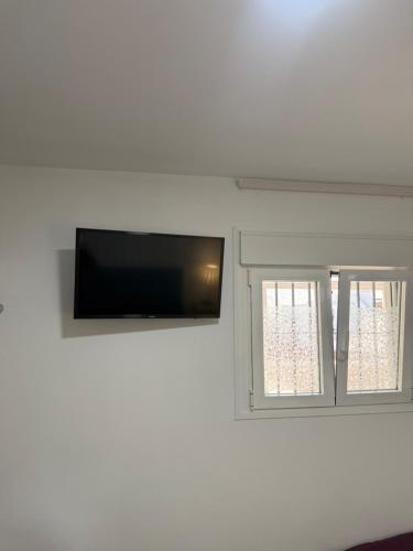 バルバテにあるApartamento Vista al mar primera en la playaの壁に薄型テレビが付いています。