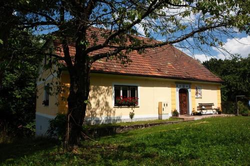 LjubnoにあるPočitniška hiša pod RAJHOVKOの赤屋根の小さな白い家