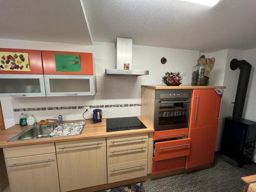 Kuchyň nebo kuchyňský kout v ubytování Charmante kleine ruhige Wohnung
