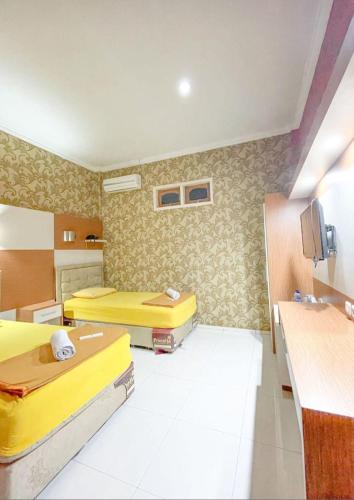 ジャンビにあるCahaya Prima Hotelの部屋にベッドが2つある部屋