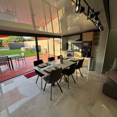 une salle à manger avec une table et des chaises dans une maison dans l'établissement Maison au bord de la plage - Bottaï, à Port-de-Bouc