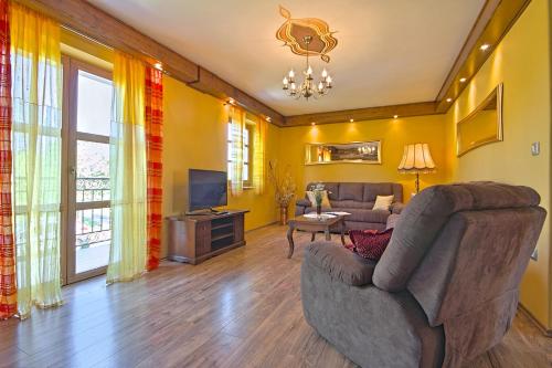 a living room with a couch and a tv at Villa Angela e Giovanni in Vižinada