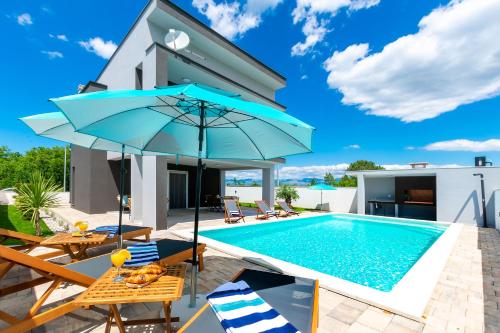 Modern Casa di Lucija with heated pool, near Airport, own parking