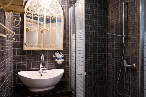 a bathroom with a sink and a mirror at בקתות ילוז של רשת לב הגולן - 6 צימרים מקסימים עם בריכה משותפת ליד הכנרת in Yavneʼel