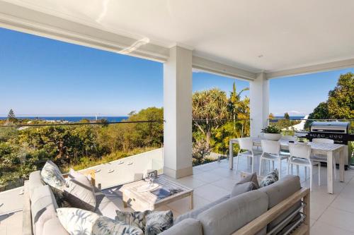 un salon avec un canapé et une table dans l'établissement ULTIMATE NOOSA Six Bedroom Luxury with WATERSLIDE!, à Sunrise Beach