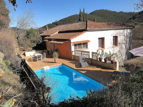 une maison avec une piscine devant dans l'établissement Villa Mina, à Meyrannes