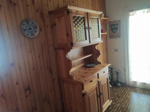 a kitchen with a wooden cabinet in a room at Da Santina 23 in Frassineto