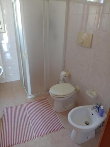 a bathroom with a shower and a toilet and a sink at Camera matrimoniale con bagno in Castellana Grotte
