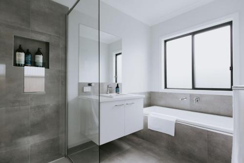 Ένα μπάνιο στο 3 Bed, 2 Bath Home in Sale