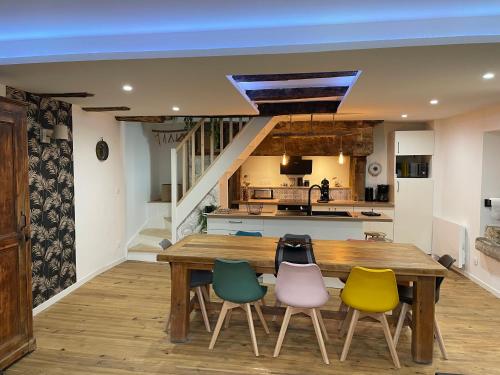 MontvalentにあるMaison de charme 7 personnesの木製のテーブルと椅子のあるキッチン