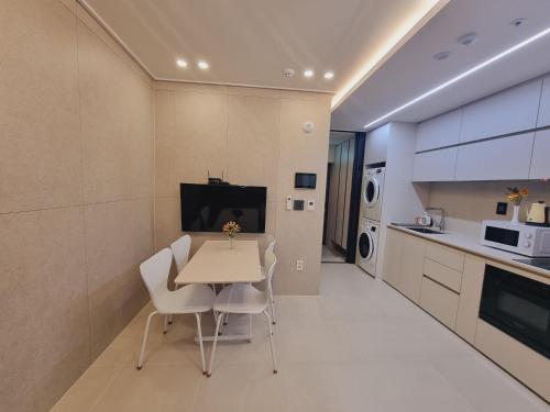 a kitchen and dining room with a table and chairs at 부산 서면 레지던스 신축 힐링 하우스 in Busan